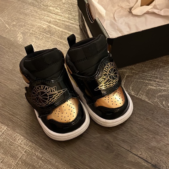 Rare Air Jordan Sky Jordan 1 SE 'Gold Toe' TODDLER 4c - Picture 7 of 10